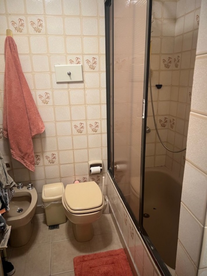 Muy Buen Semipiso de 4 ambientes con dependencia al Frente. Cochera y Baulera!